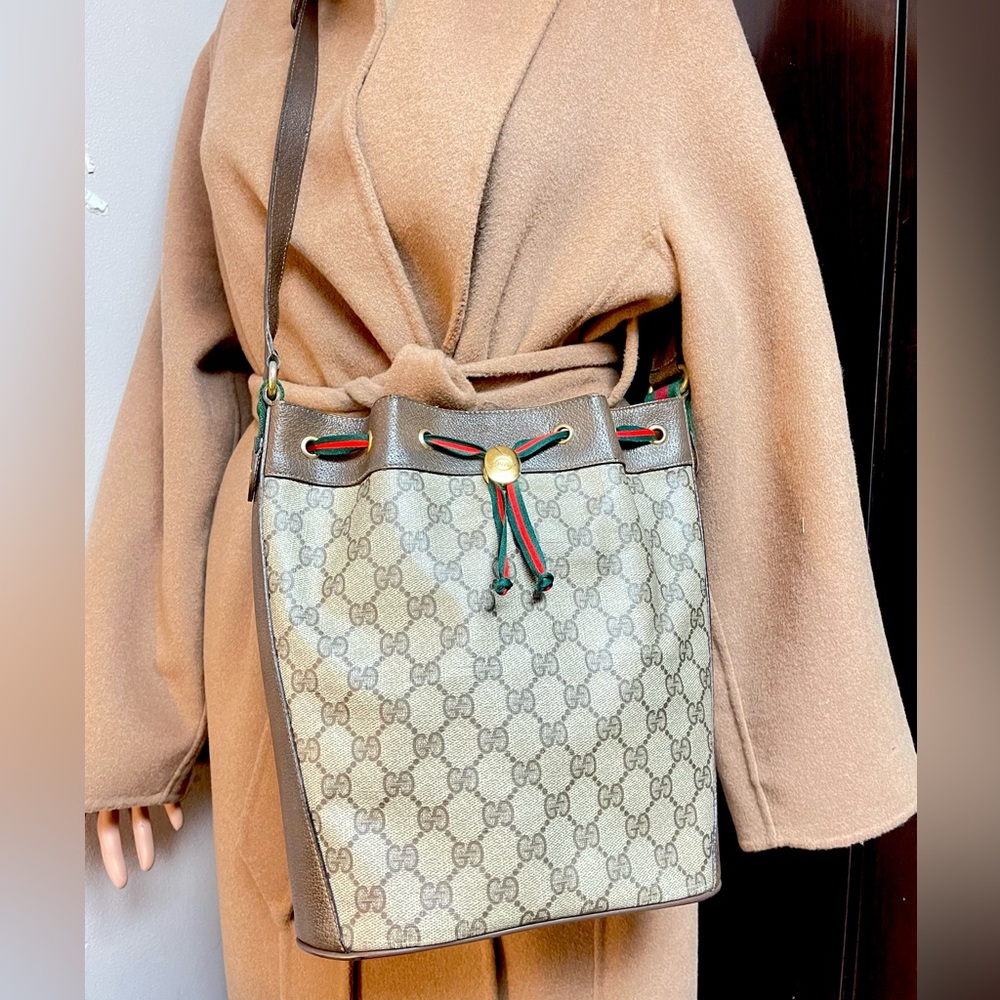 Authentic Gucci vintage GG canvas drawstring crossbodydy bag 72.02.034 (D5009)